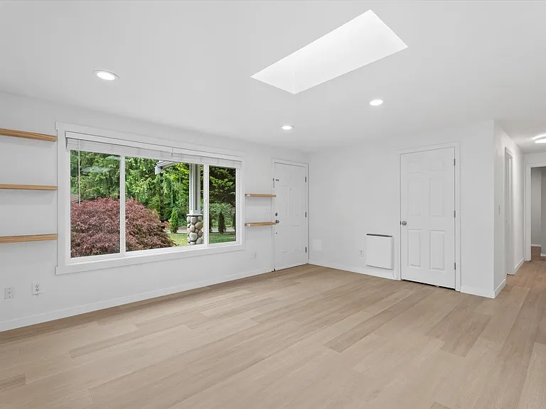 820 207th Pl NE — Photo 5