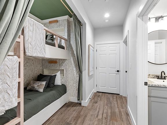 4th image of 1003 Friendship Ln #401