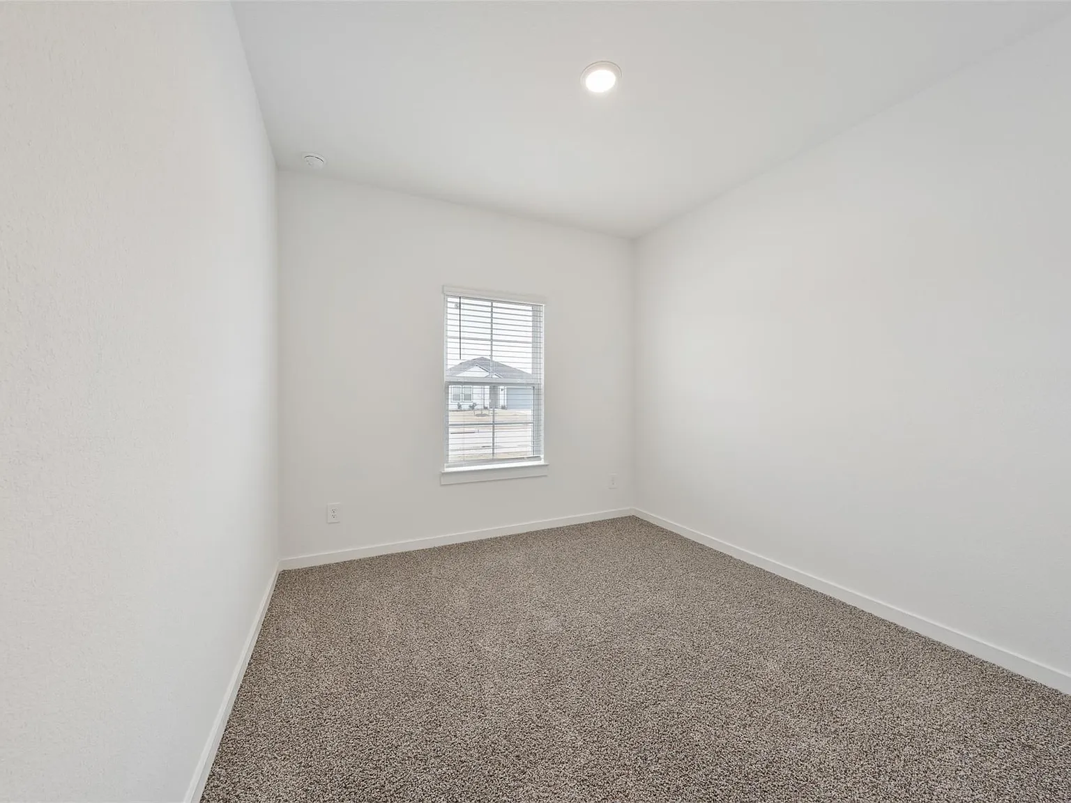 4 bed, 3.0 bath, 2257 sqft, $2,400 — Photo 4