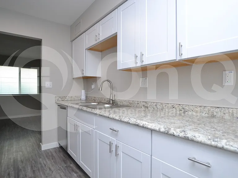2210 W Devonshire Ave #8 — Photo 4