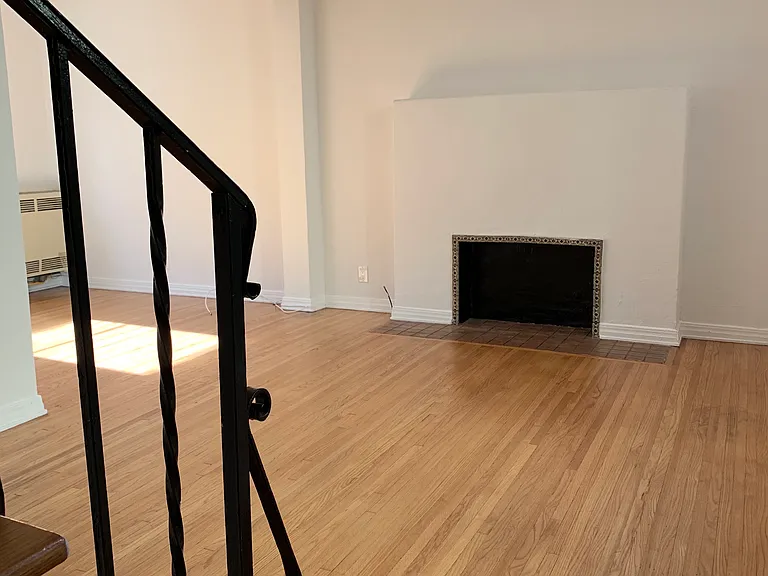 1275 N Hayworth Ave #106 — Photo 2