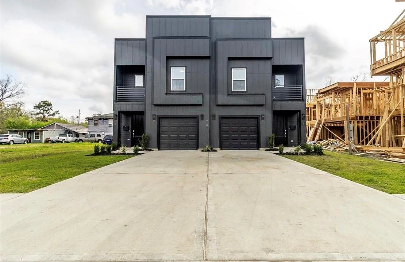 3 bed, 3.5 bath, 1903 sqft, $2,300 — Photo 1