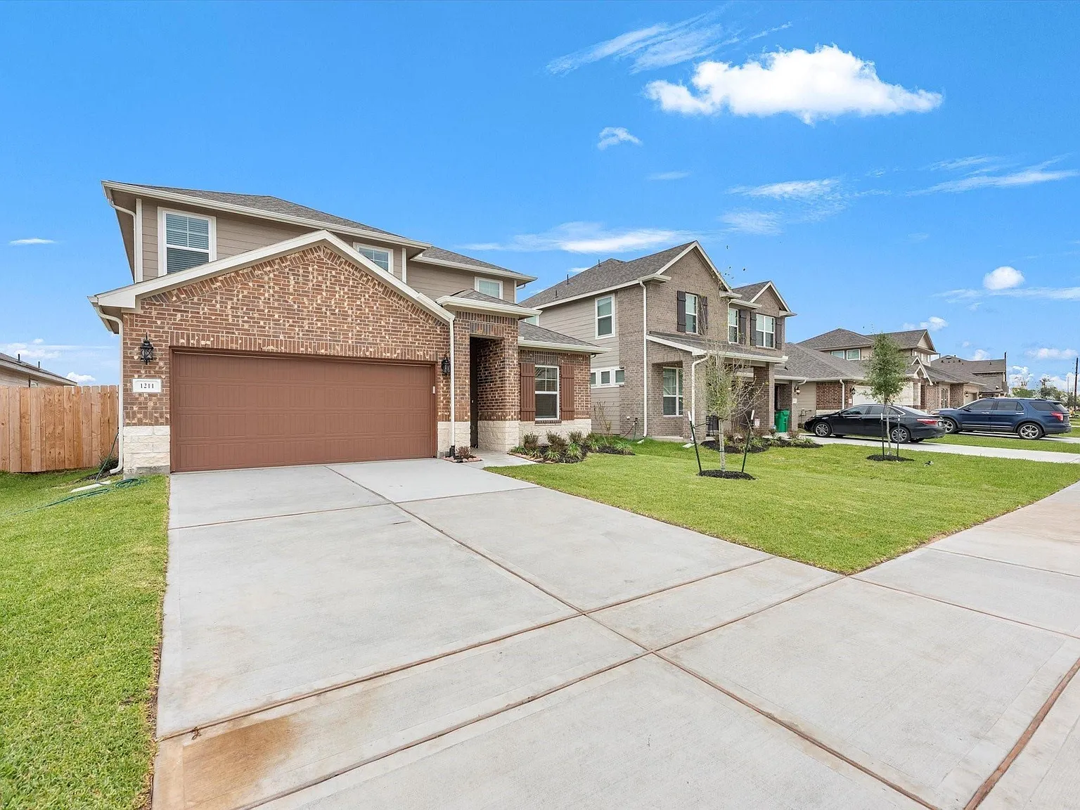 4 bed, 2.5 bath, 2350 sqft, $2,300 — Photo 2
