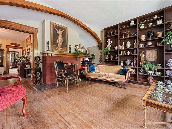 How the previous tenant decorated.