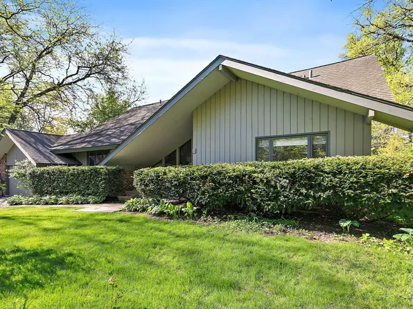 7211 Oakwood Ln, Crystal Lake, IL 60012