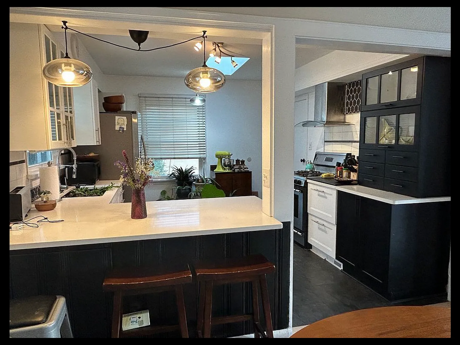 1228 N Meade Ave — Photo 2