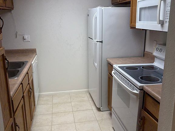 Galley Kitchen, Fridge has ice maker