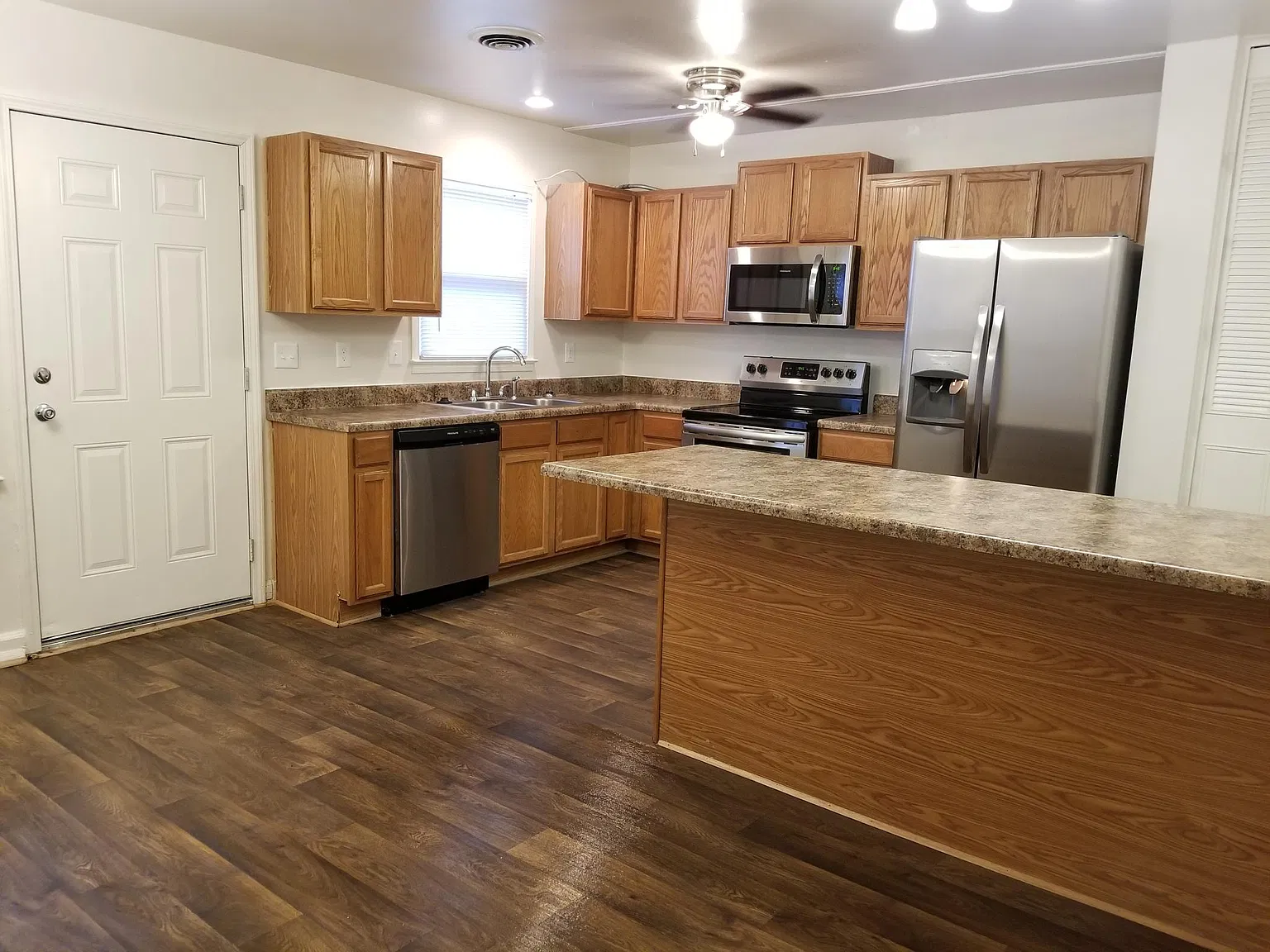 2 bed, 2.5 bath, 1332 sqft, $1,950 — Photo 2