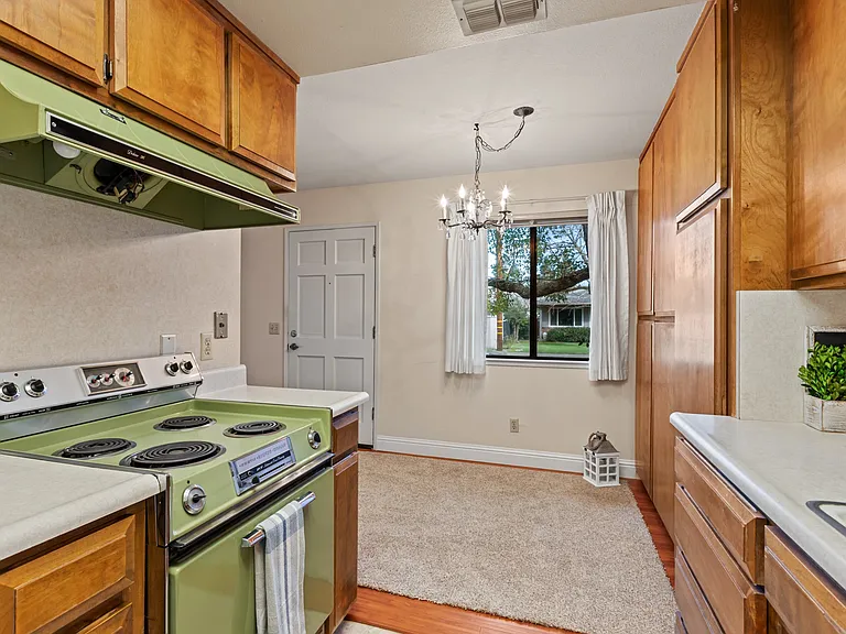 1109 Jonas Ave — Photo 2