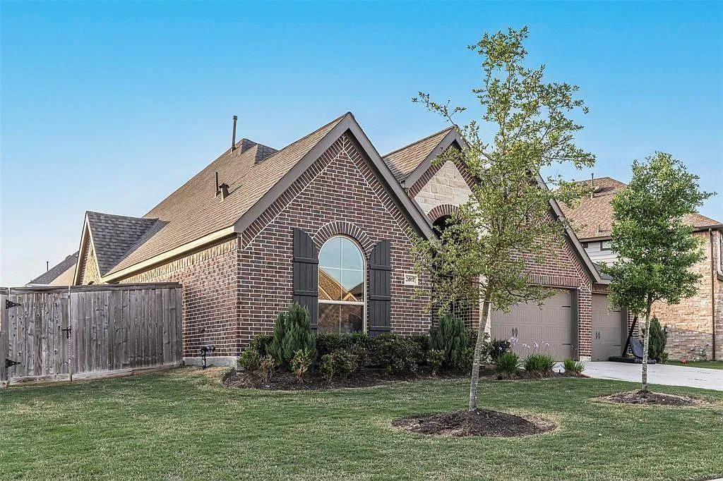 3 bed, 2.0 bath, 2465 sqft, $3,190 — Photo 2