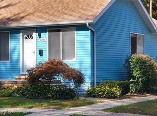 2104 Roslyn Rd, Grosse Pointe Woods, MI 48236