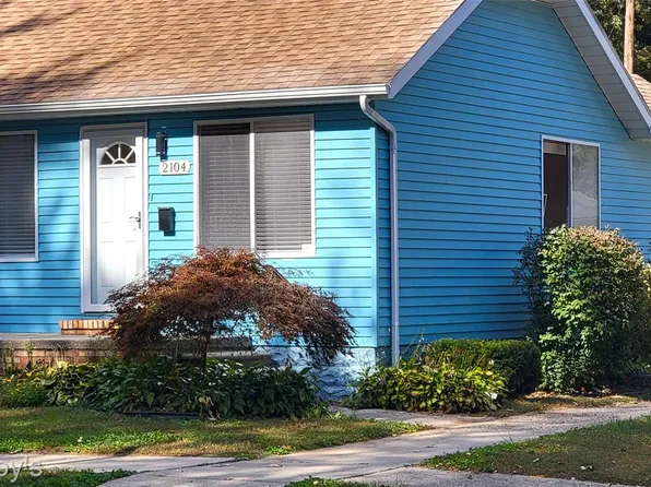 2104 Roslyn Rd, Grosse Pointe Woods, MI 48236