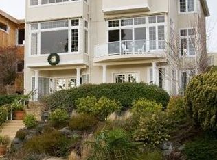 2221 W Viewmont Way W, Seattle, WA 98199