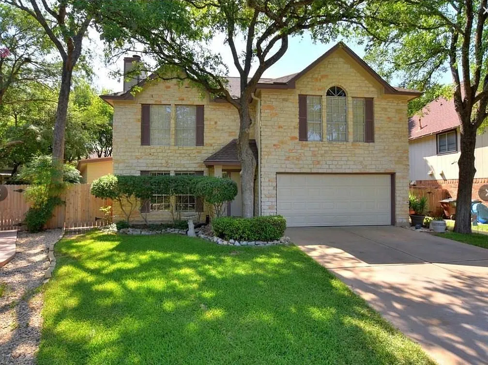 4 bed, 3.5 bath, 2640 sqft, $2,400 — Photo 1