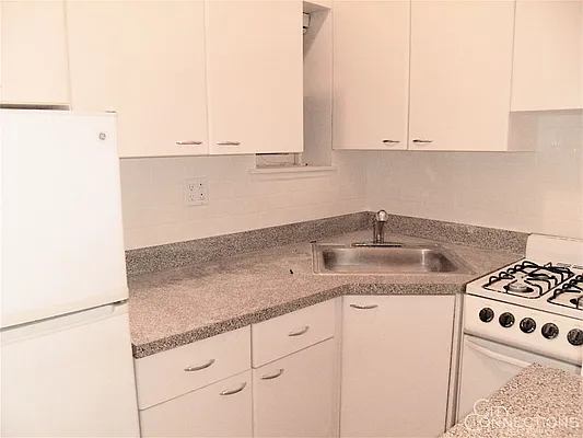 Rented by City Connections Realty | media 6