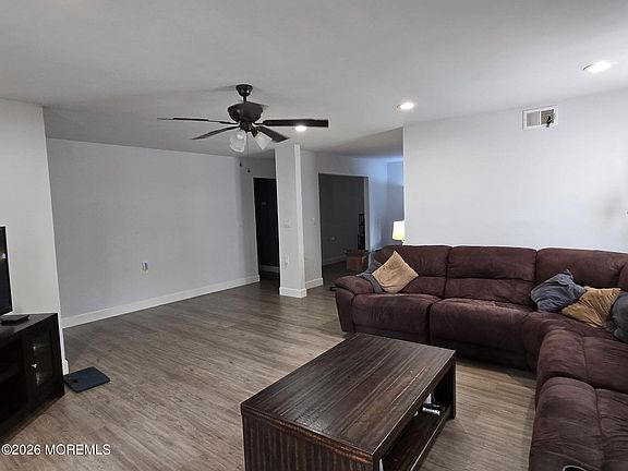 4th image of 179 Buckingham Drive N