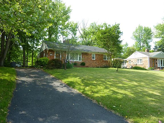 Lots of space to park in driveway