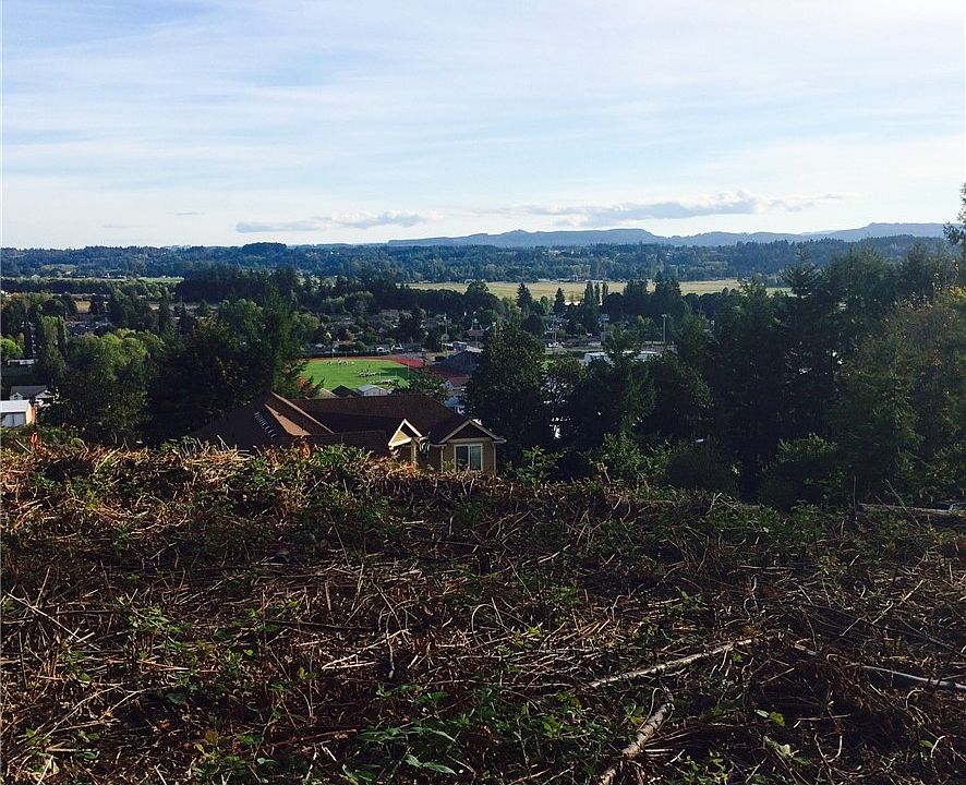 2nd image of 1883 SE Maple Dr