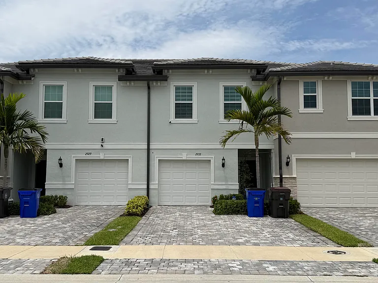 2933 Olivia Ave — Photo 1