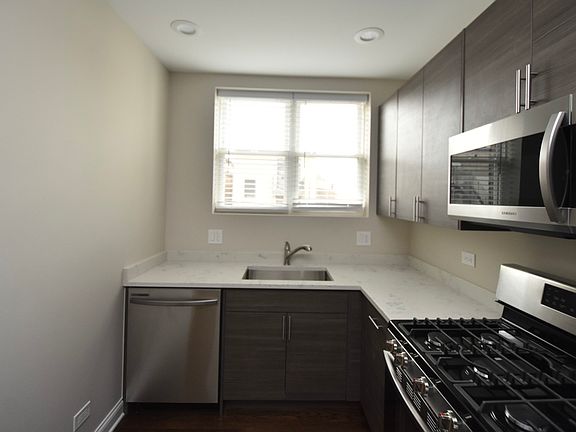 4th image of 1434 W Farragut Ave #D3