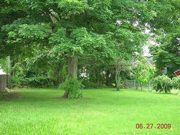 Level/fenced backyard