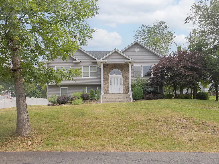 69 Heights Rd — Photo 1