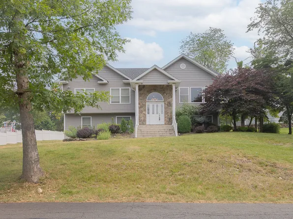 69 Heights Rd, Stony Pt, NY 10980