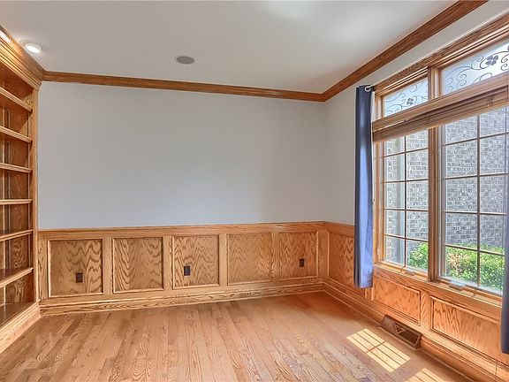 4th image of 818 Mount Pleasant Rd