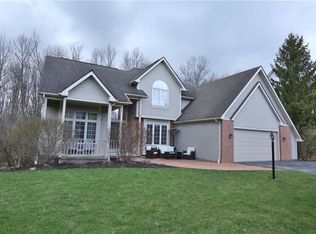 16 Valley View Dr, Victor, NY