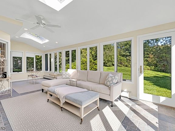 4th image of 41 Dexter Dr N
