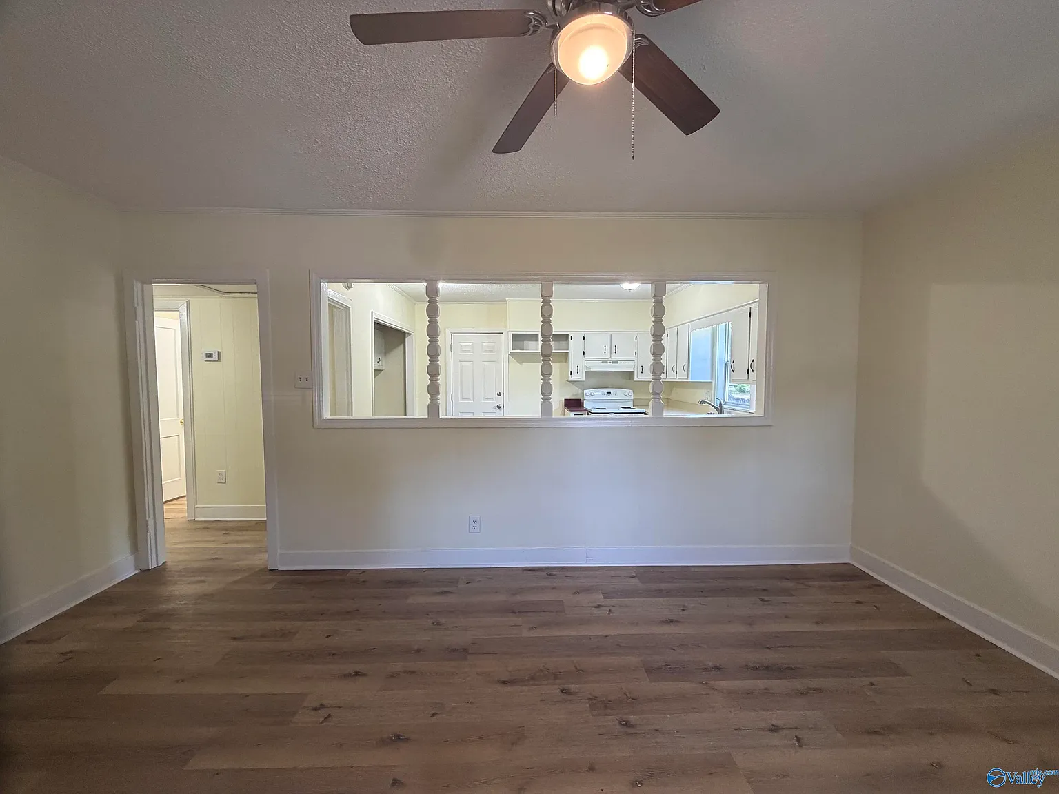 3 bed, 1.0 bath, 908 sqft, $1,000 — Photo 3