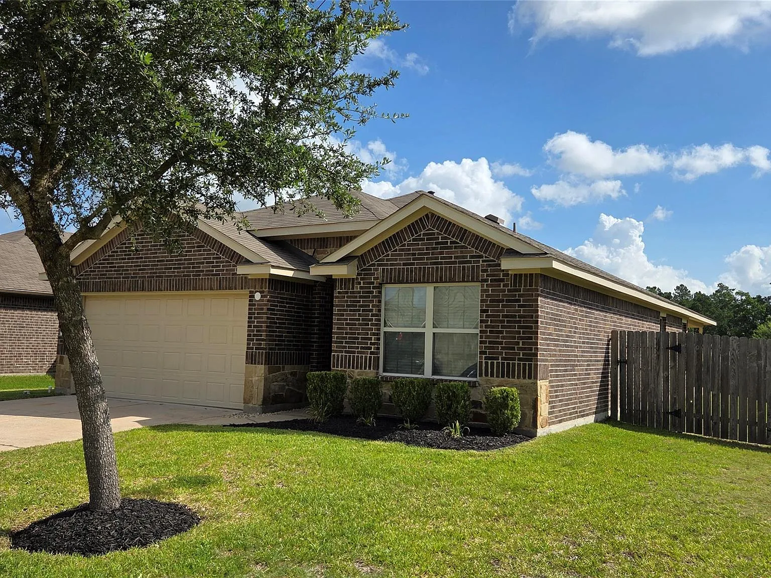 3 bed, 2.0 bath, 1516 sqft, $1,900 — Photo 2