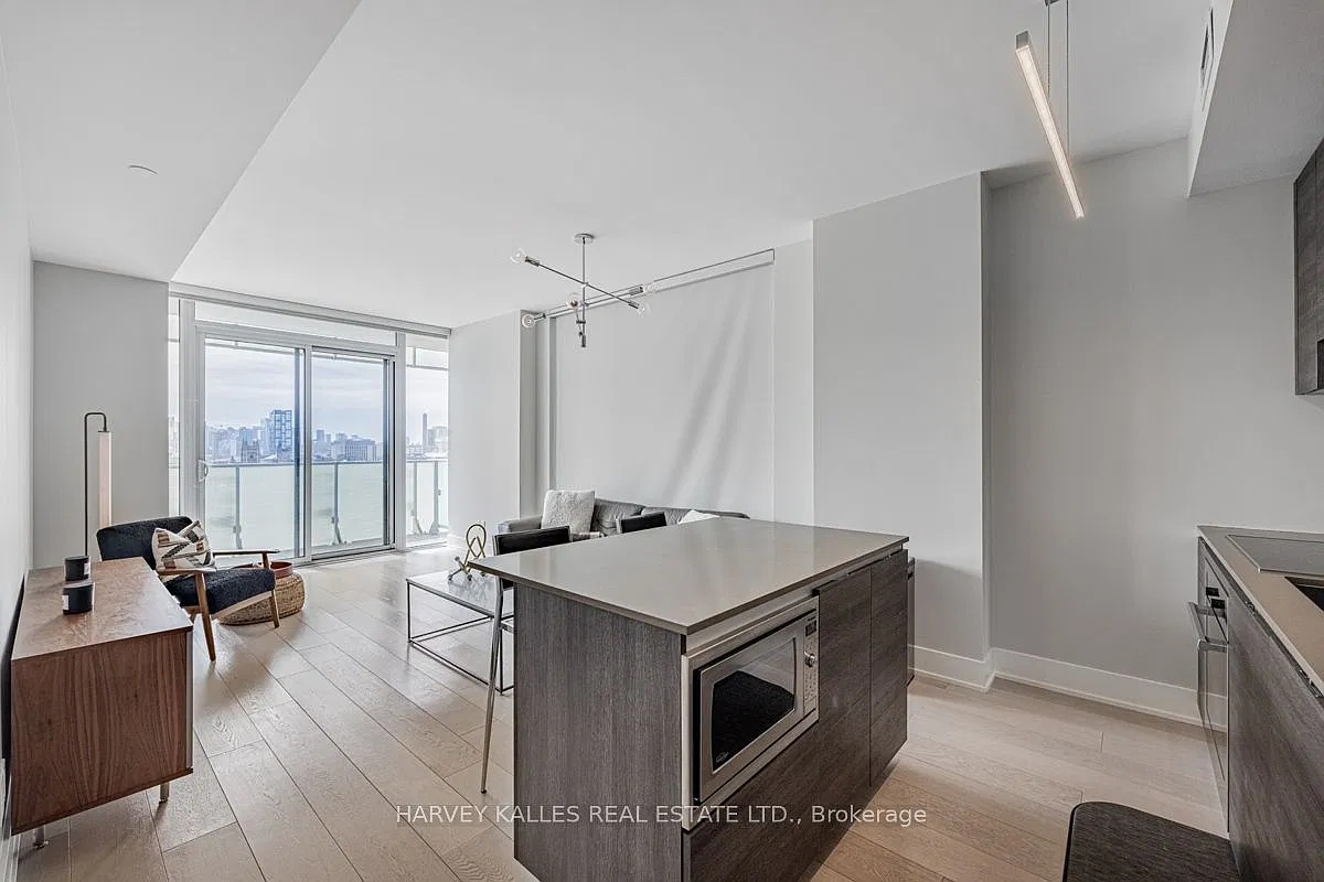 200 Bloor St W — Photo 4