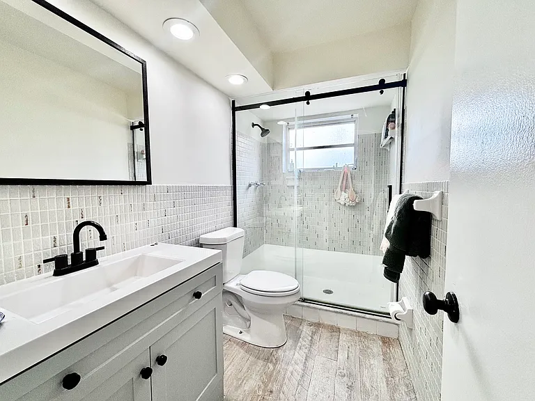 1735 Dewey St #201 — Photo 11