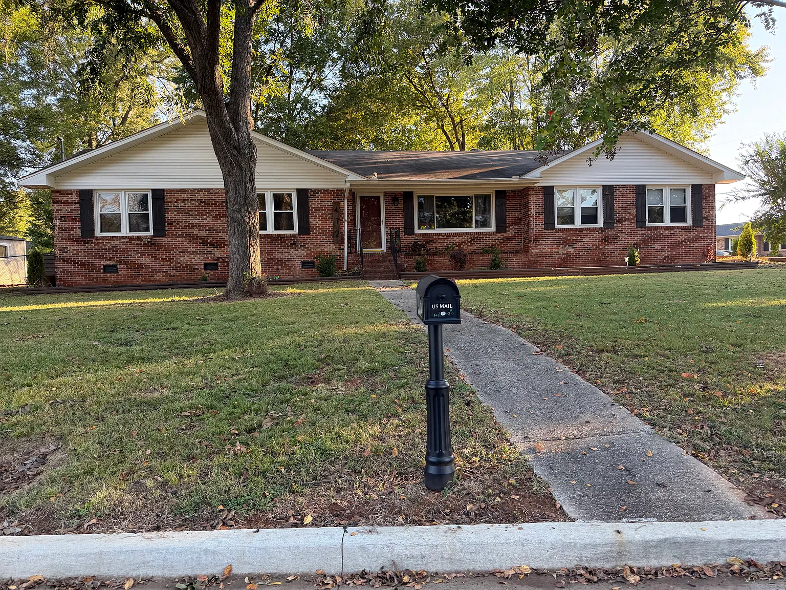 3 bed, 2.5 bath, 1410 sqft, $1,900 — Photo 2