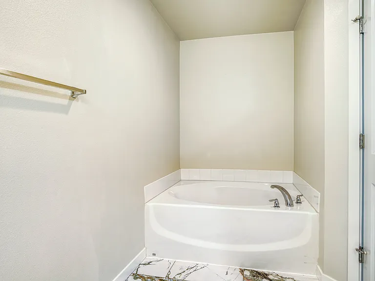 1439 49th St NE — Photo 11