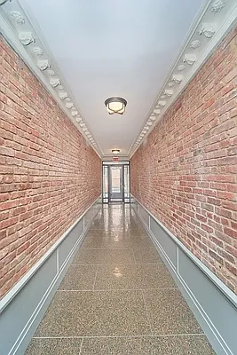 Building, photo 1