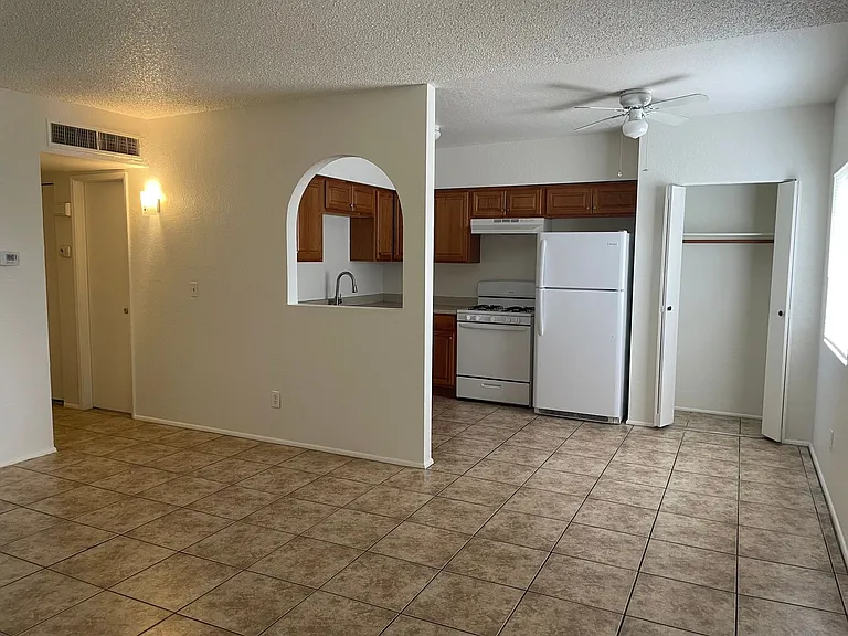 2 Bedroom And 1 Bath Triplex! **Move In Special** — Photo 4