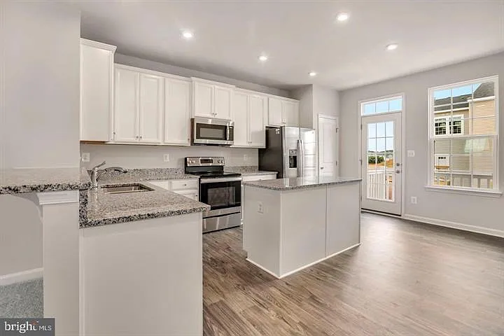 7504 Hancock St — Photo 8