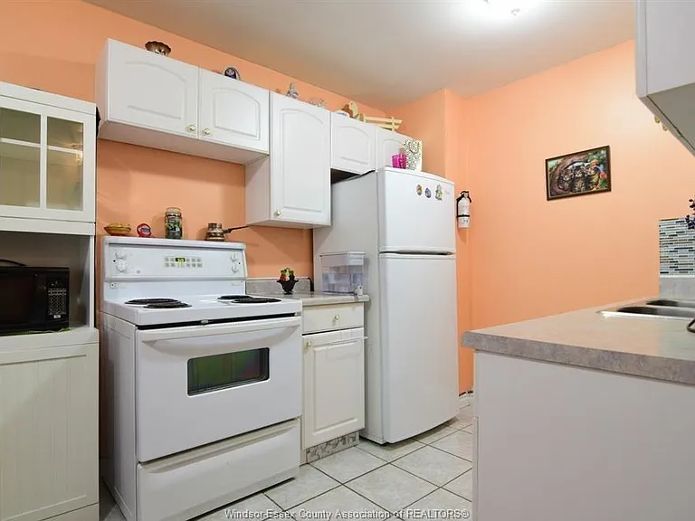 5468 Lassaline Ave — Photo 7