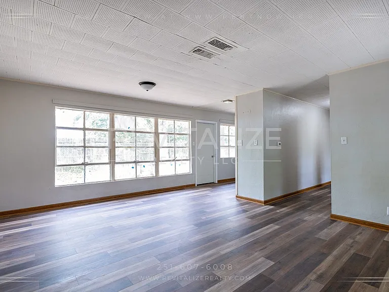 3230 Greenleaf Ct — Photo 5
