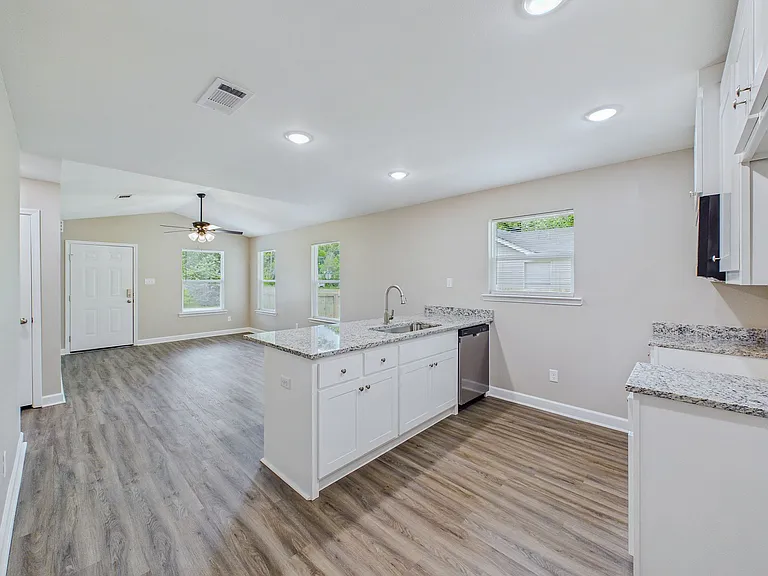 2405 S Elm St — Photo 11