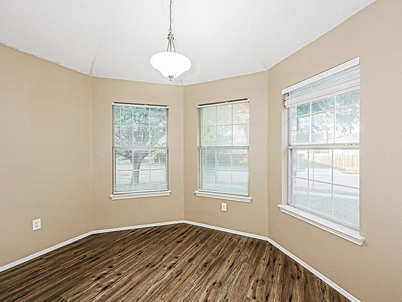 5th image of 908 Fenway Ln