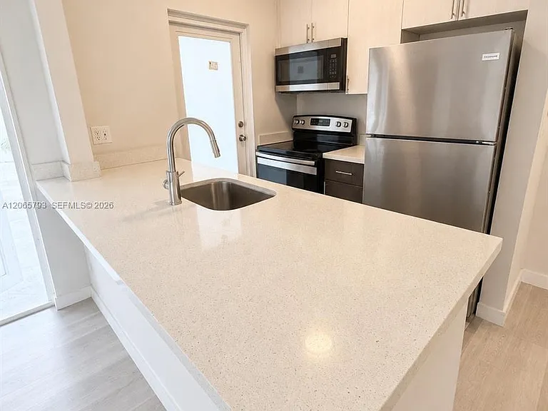 1535 Michigan Ave #6 — Photo 2