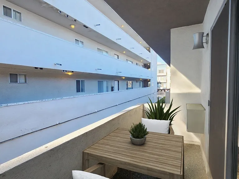 1433 S Saltair Ave #8 — Photo 4