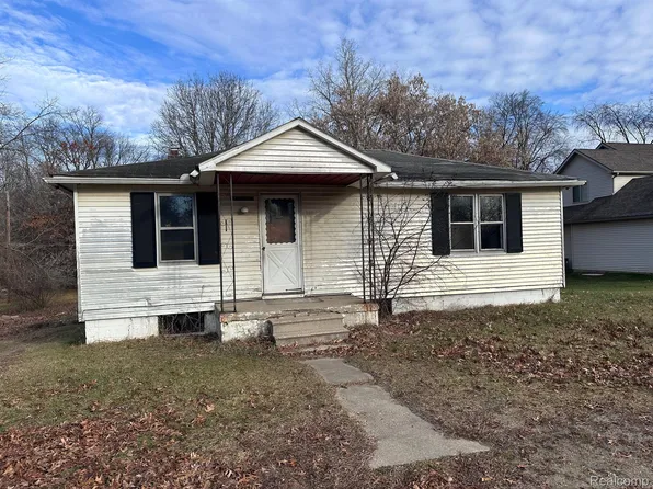 9196 Little Farm Dr, White Lake, MI 48386