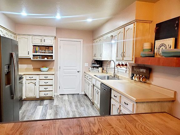 Island/bar seats 5 comfortably