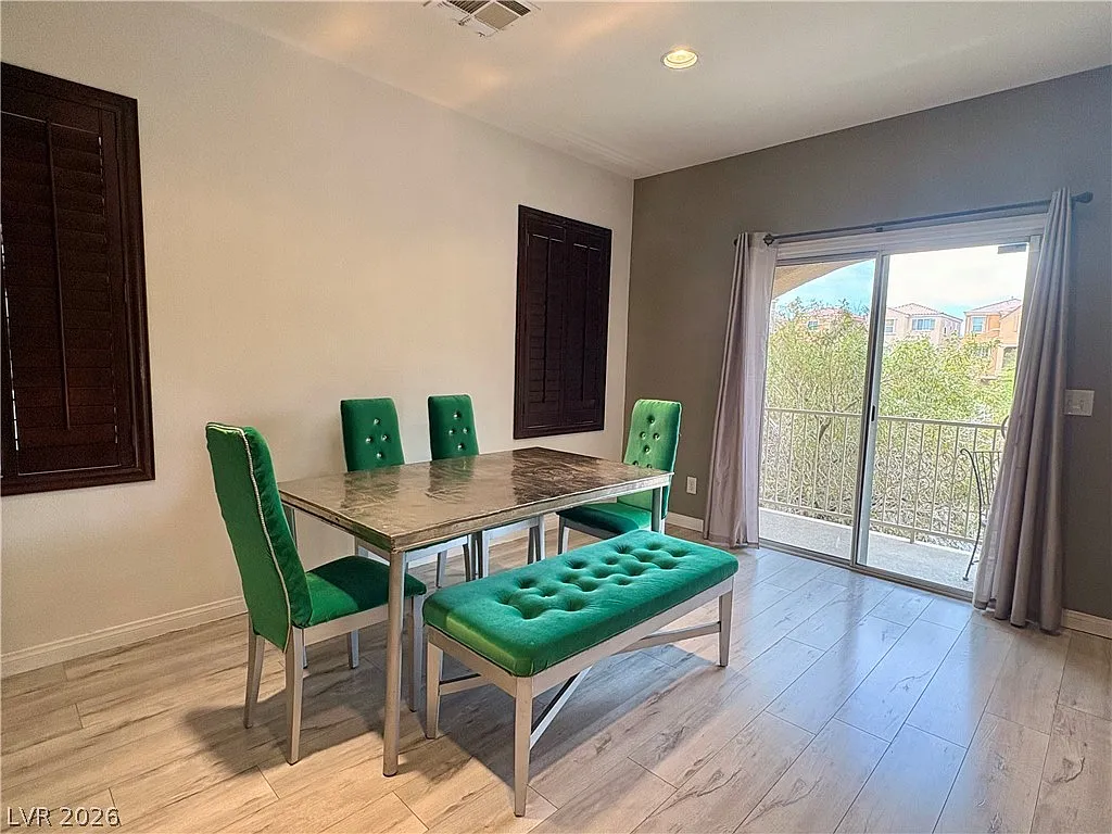 3 bed, 3.5 bath, 1977 sqft, $2,400 — Photo 4