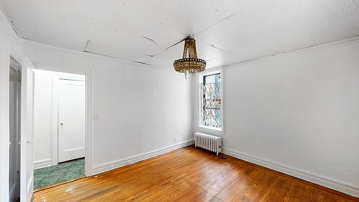 Sold by Thomas Lipovetsky, LREB | media 13