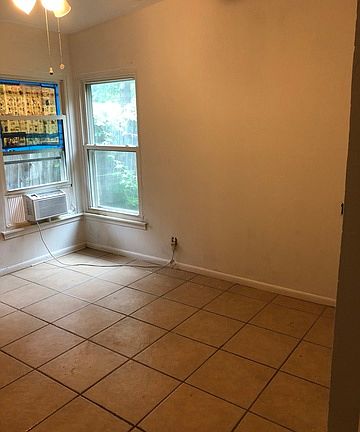 5th image of 210 Shropshire Dr